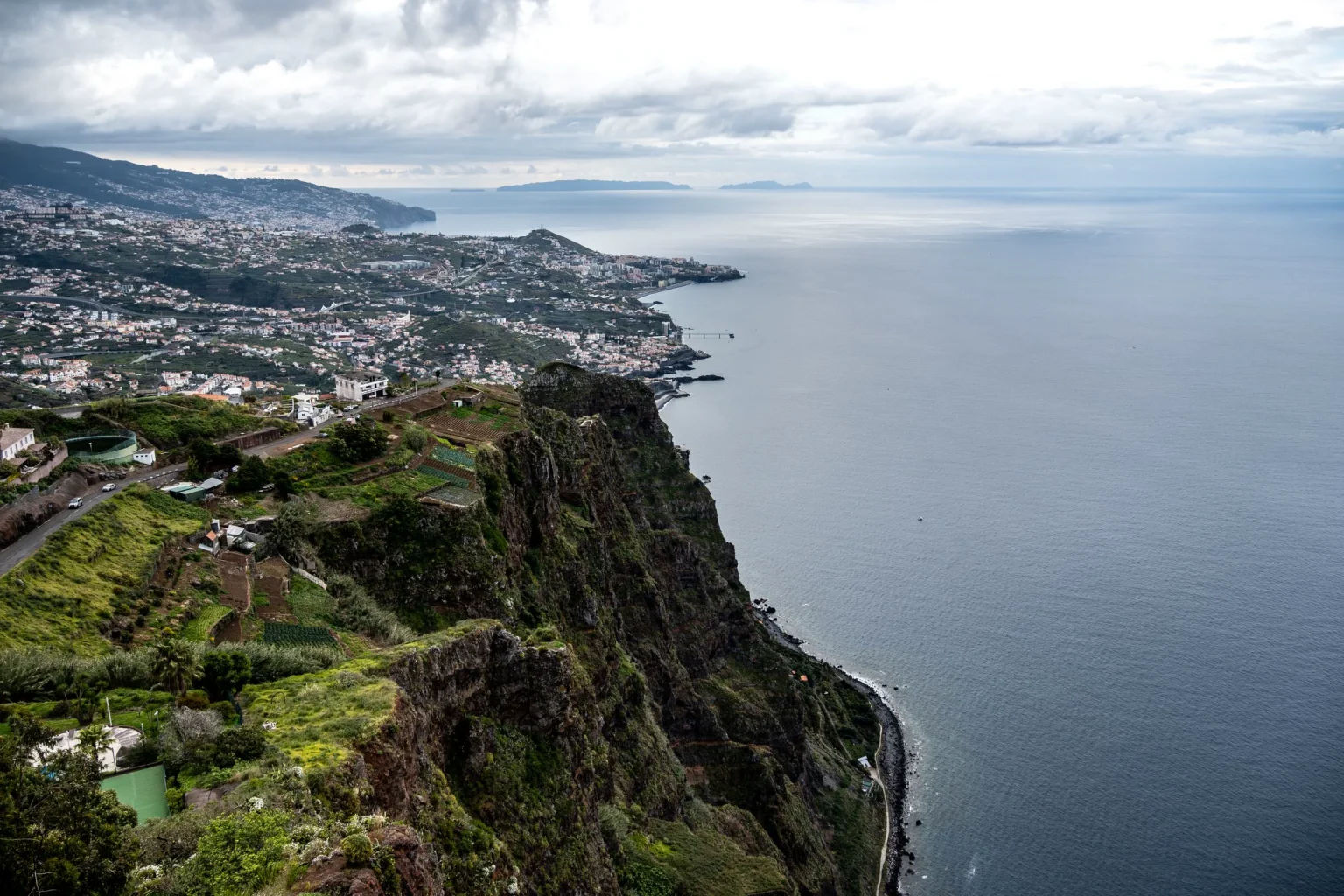 Vista aérea de Câmara de Lobos e da costa, a partir das falésias