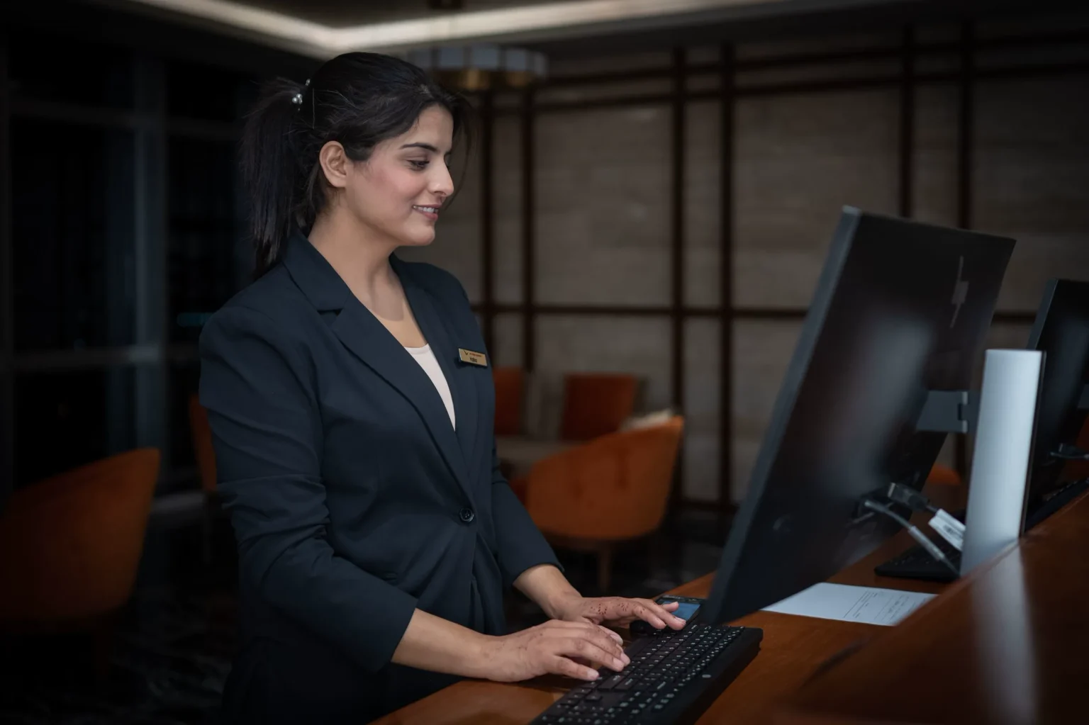 Rececionista de hotel ao computador