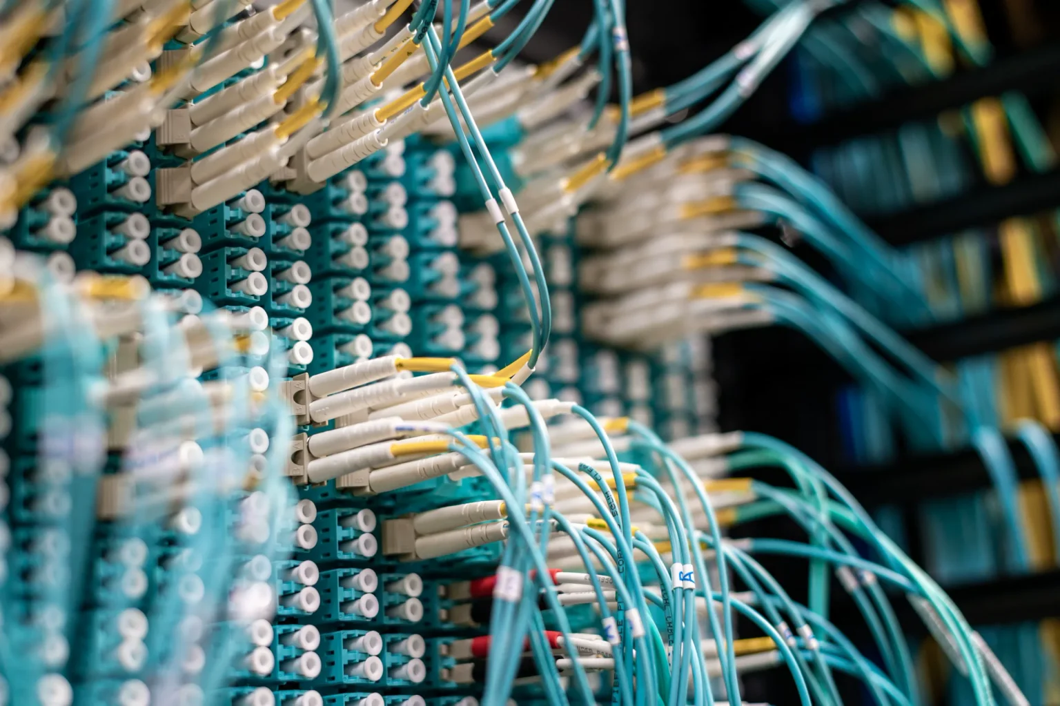 Cabos de fibra ótica ligados a um bastidor de rede